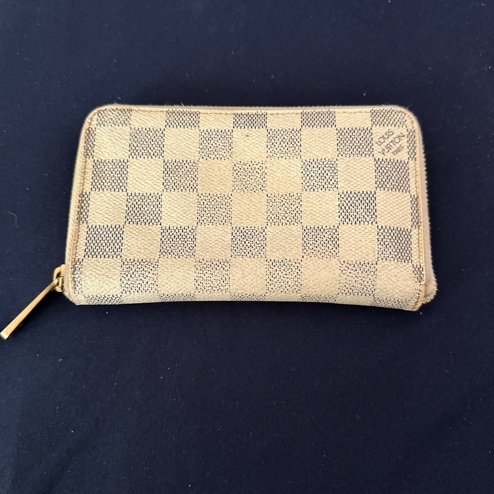 Louis Vuitton Vintage Beige and Gray Checkered Zippy Wallet.